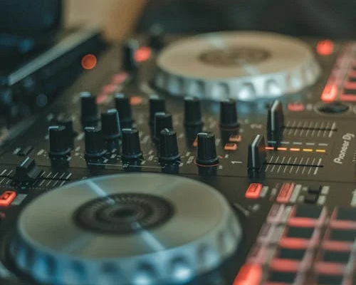 Ontdek wat je kunt verwachten: de kosten van een DJ voor jouw droombruiloft